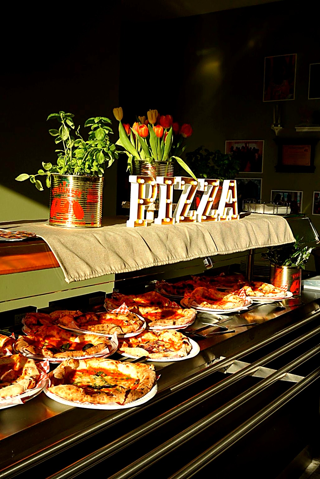 TIVANO'S Pizza Stand mit frischer Margherita
