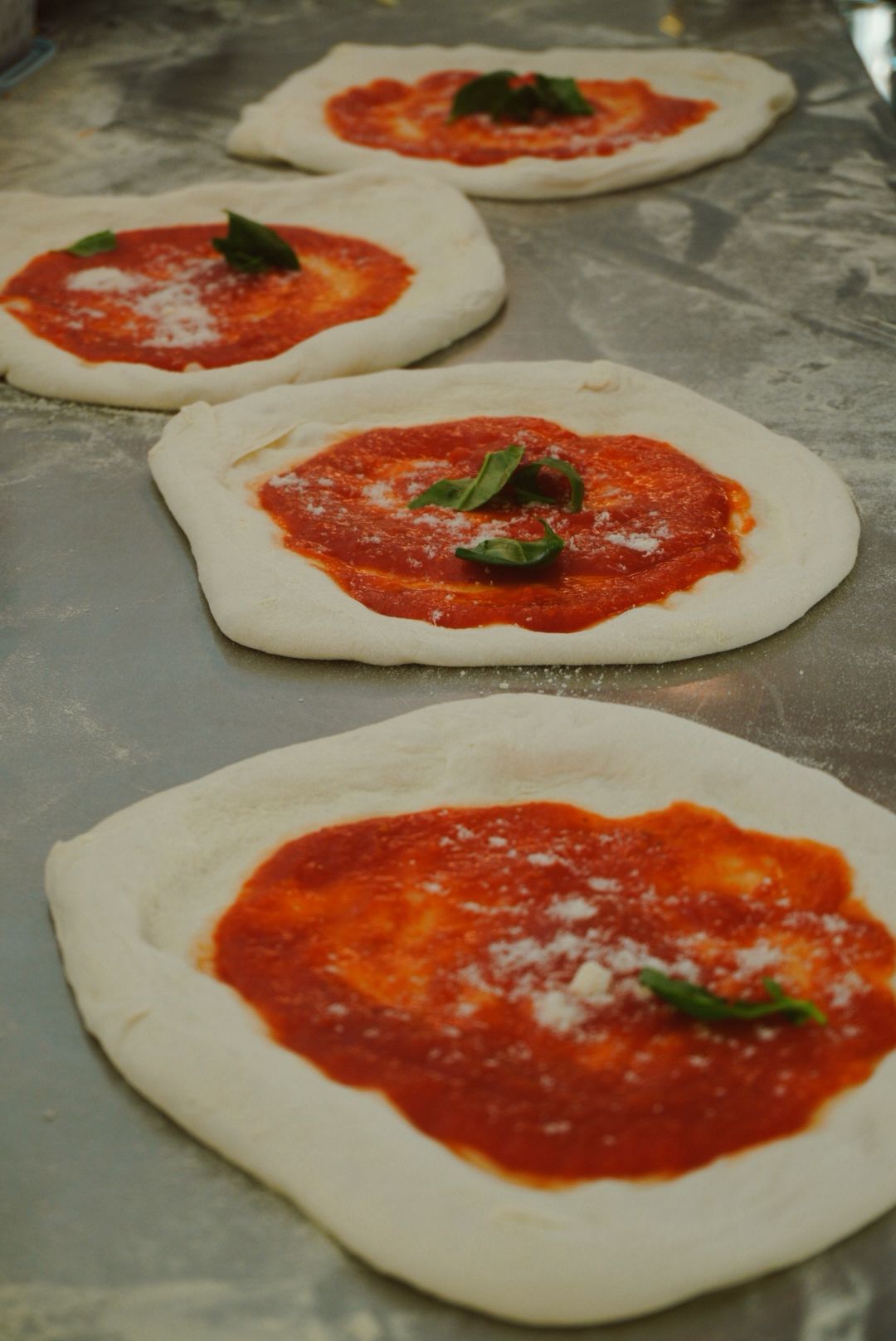 Auswahl frisch gebackener Pizzen
